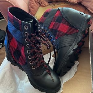 Size 9 Sorel Lexi Wedge in great condition!